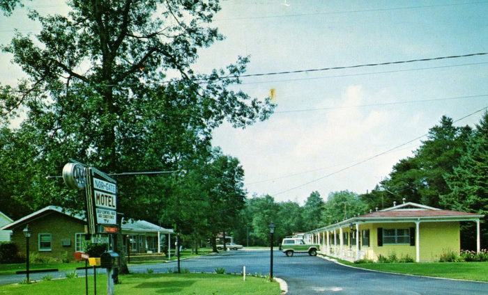 Totem Lodges (Nor-Gate Motel) - Old Postcard